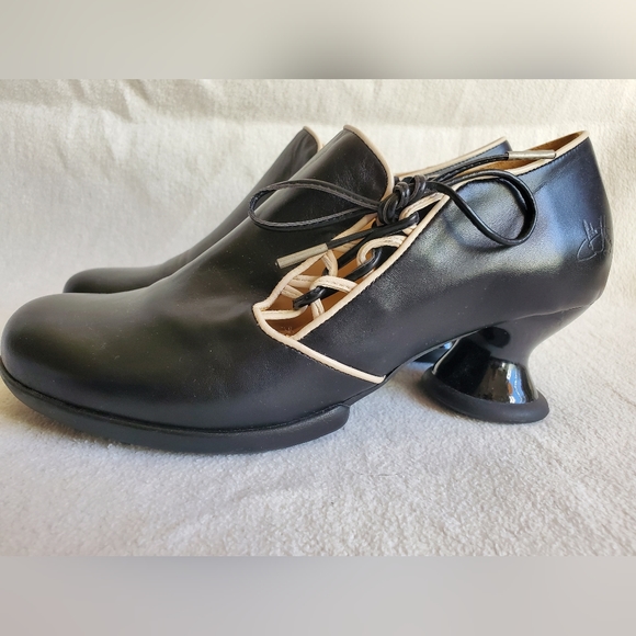 John Fluevog Enneagram Lace Up Shoe - Receptive (Size 8.5 in Black) - Picture 2 of 9
